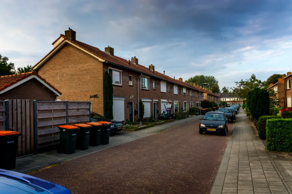 Nederlandse rijtjeshuizen in een woonwijk, typisch voor verhuurde woningen waarvoor je een goede verzekering nodig hebt