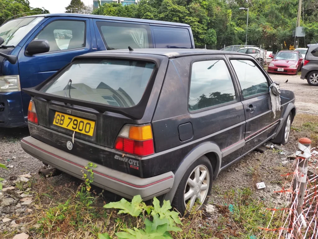 Volkswagen Golf GTI Mk2 youngtimer op straat — dagelijks gebruik klassieker verzekering 2026