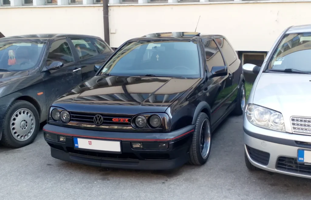 Zwarte Volkswagen Golf GTI Mk3 youngtimer — aankoopcheck en klassieker-polis afsluiten 2026
