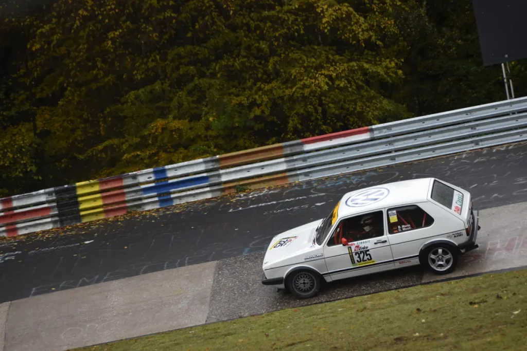 Witte VW Golf Mk1 op de Youngtimer Trophy Schwedenkreutz, klassieke auto als youngtimer verzekering voorbeeld