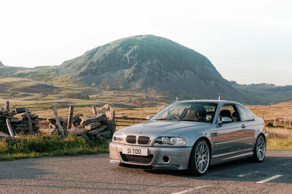 BMW M3 CSL E46 youngtimer zilver coupe in berglandschap - typisch youngtimer model 2026