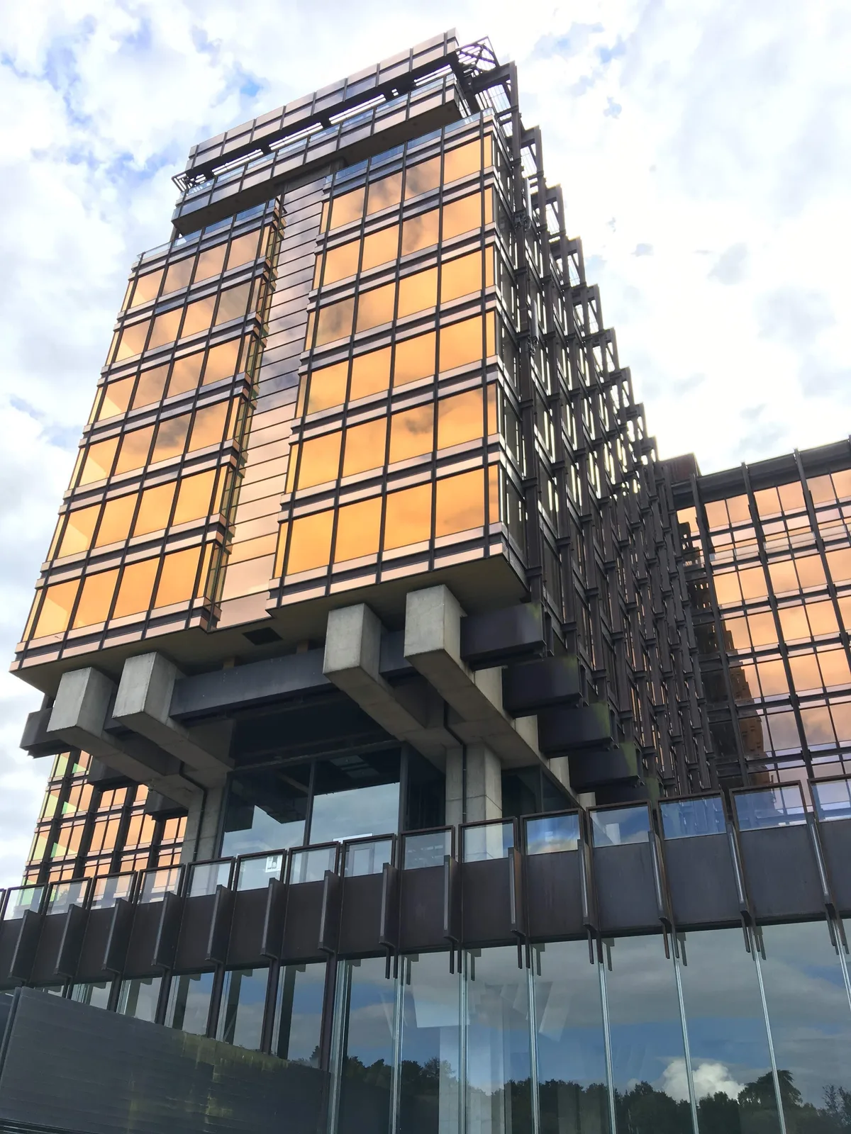 Voormalig AXA kantoorgebouw in Brussel, moederbedrijf van Yuzzu verzekering België