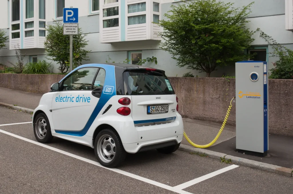 Elektrische Smart bedrijfsauto aan laadpaal, zakelijke autoverzekering EV 2026