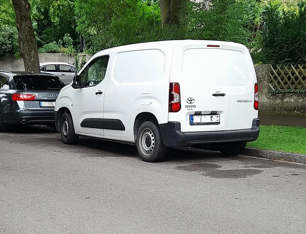 Witte Toyota Proace City zakelijke bestelauto geparkeerd op straat