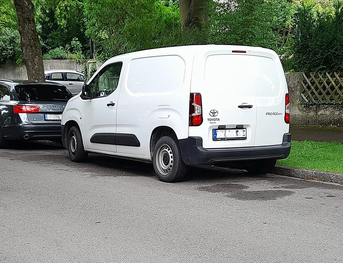 Witte Toyota Proace City zakelijke bestelauto geparkeerd op straat