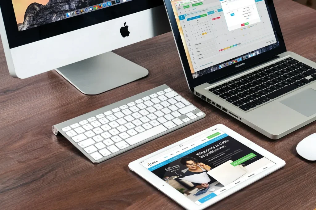 Modern kantoor bureau met iMac, MacBook en iPad - zakelijke inboedelverzekering kantoorinrichting