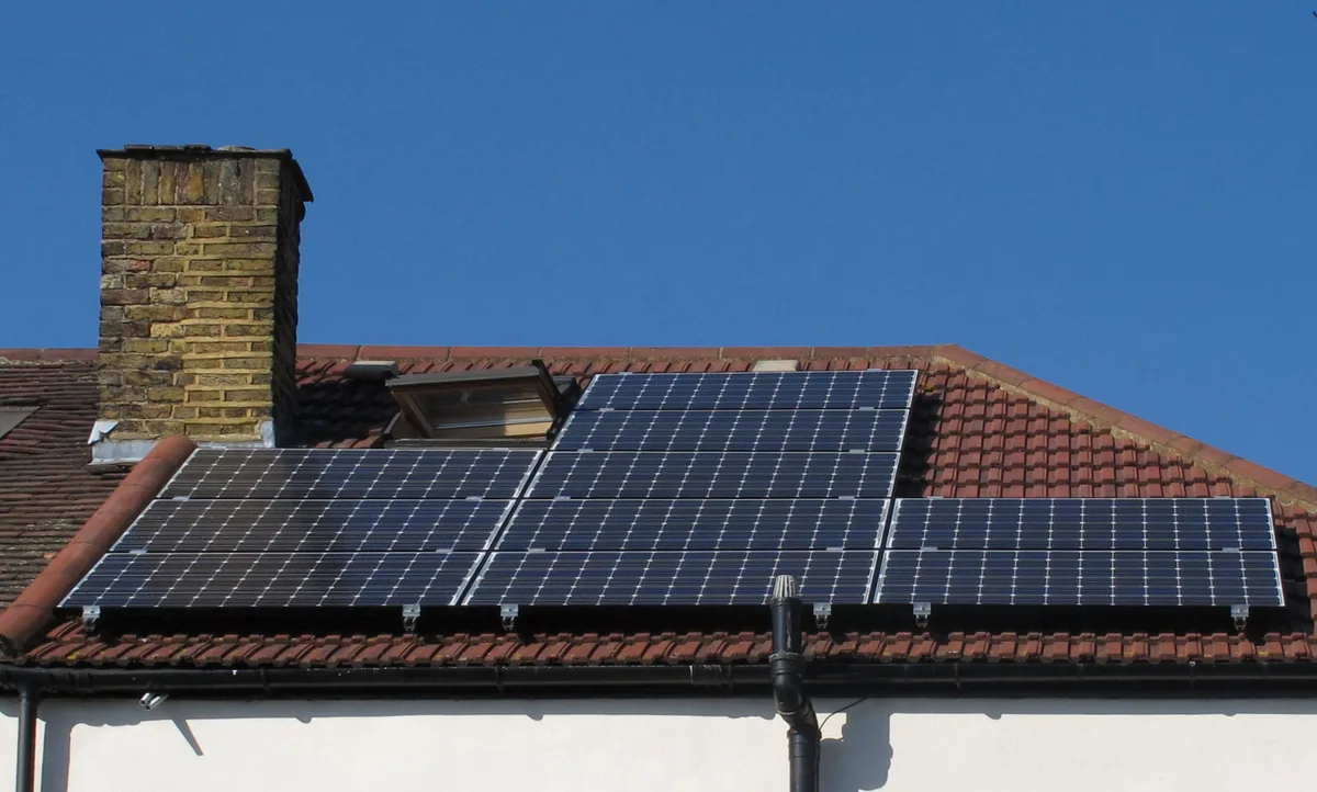 Zonnepanelen geplaatst op het dak van een woning, zelf installatie zonnepanelen verzekering 2026