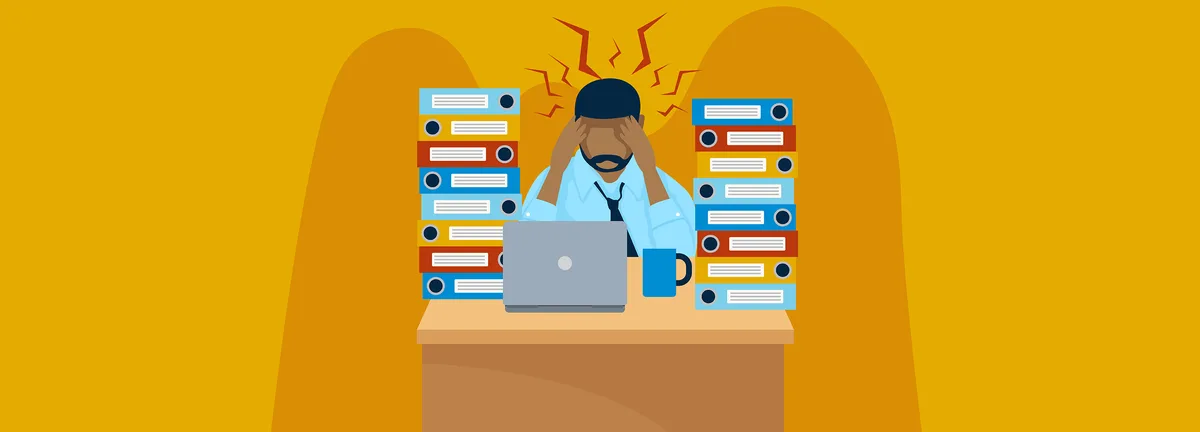 Man op zijn bureau gebukt onder werkstress, symbool voor zieke werknemer re-integratie Wet verbetering Poortwachter