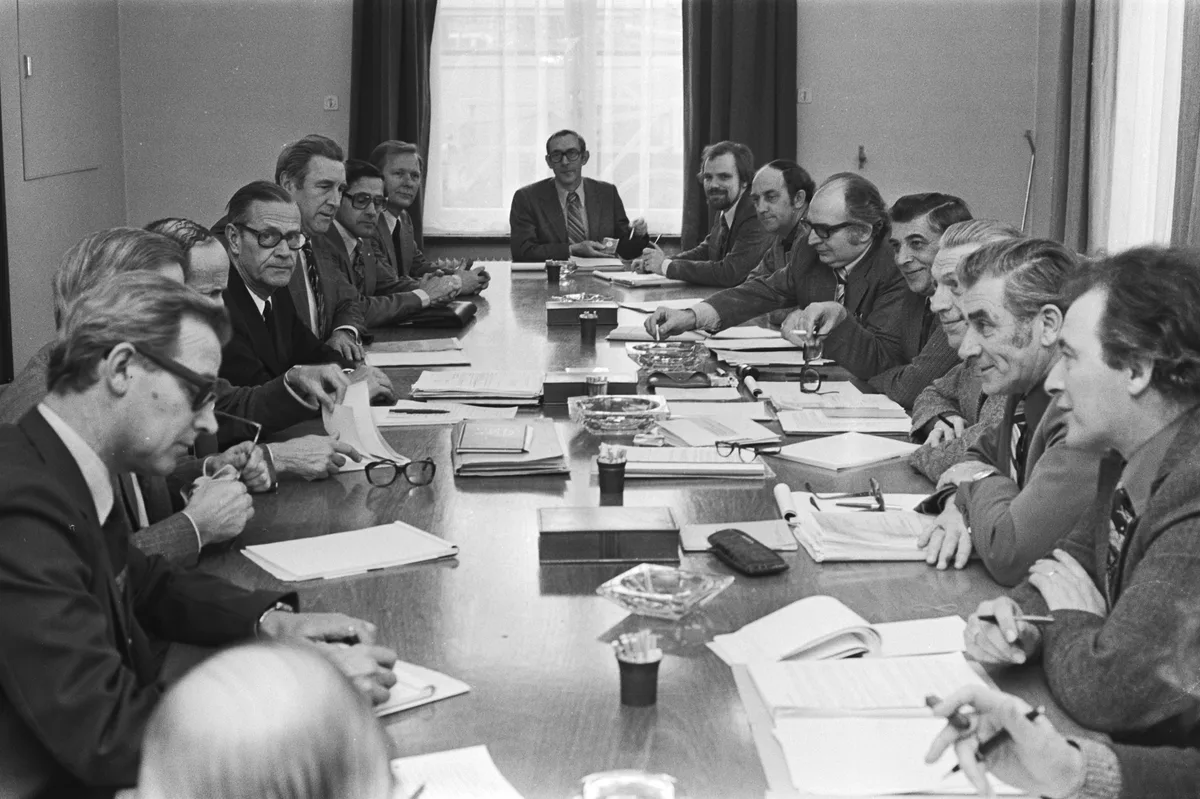 Werkgevers en werknemers aan tafel over arbeidsvoorwaarden en ziekteverzuim in het MKB