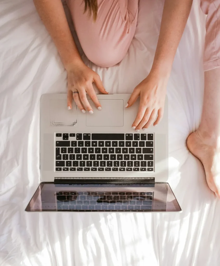 Zzp'er werkt thuis op laptop en regelt ZEZ-uitkering en AOV zwangerschap
