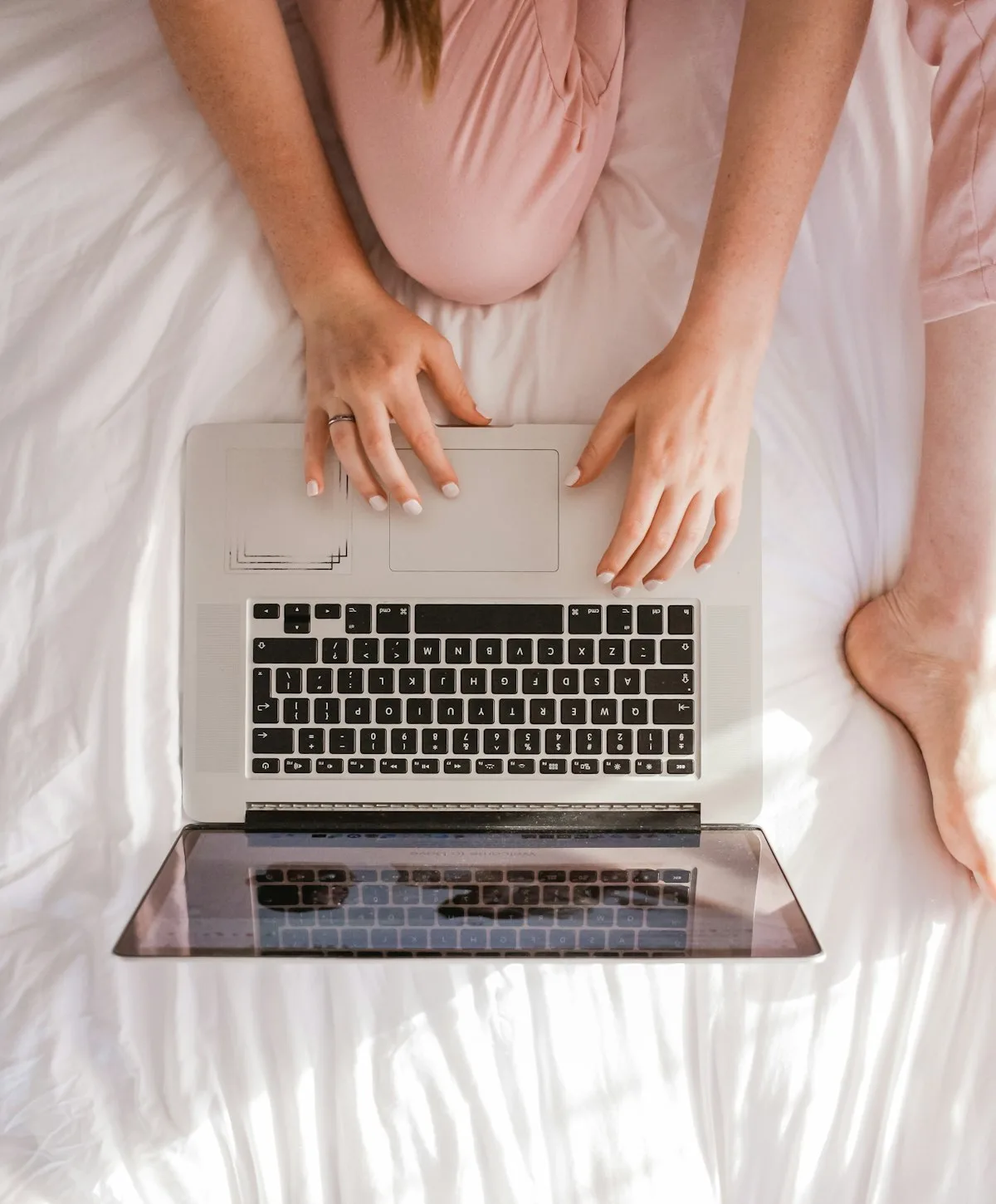 Zzp'er werkt thuis op laptop en regelt ZEZ-uitkering en AOV zwangerschap