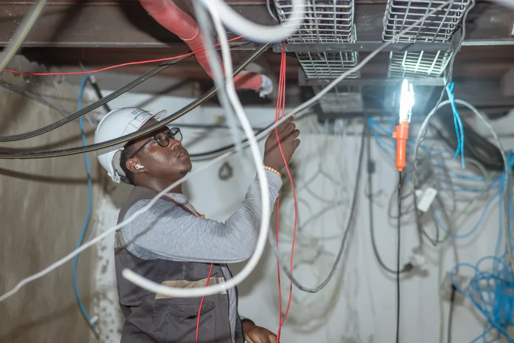 ZZP elektricien aan het werk met bedrading — aansprakelijkheidsverzekering AVB voor zelfstandigen