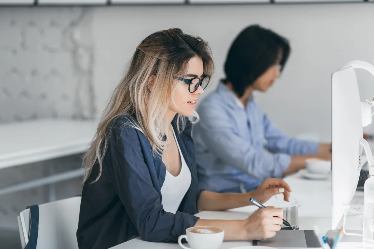 ZZP-professional werkt geconcentreerd achter computer — AOV voor zelfstandigen