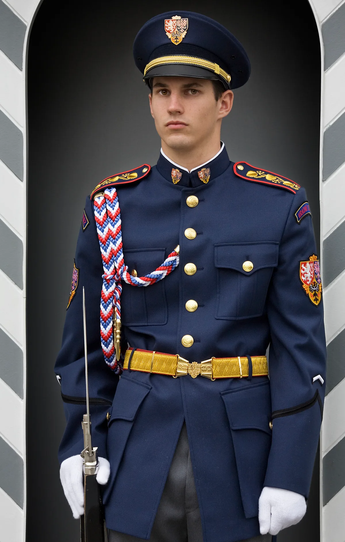 Uniformed security guard on duty — verzekering en aansprakelijkheid voor zzp-beveiligers in 2026