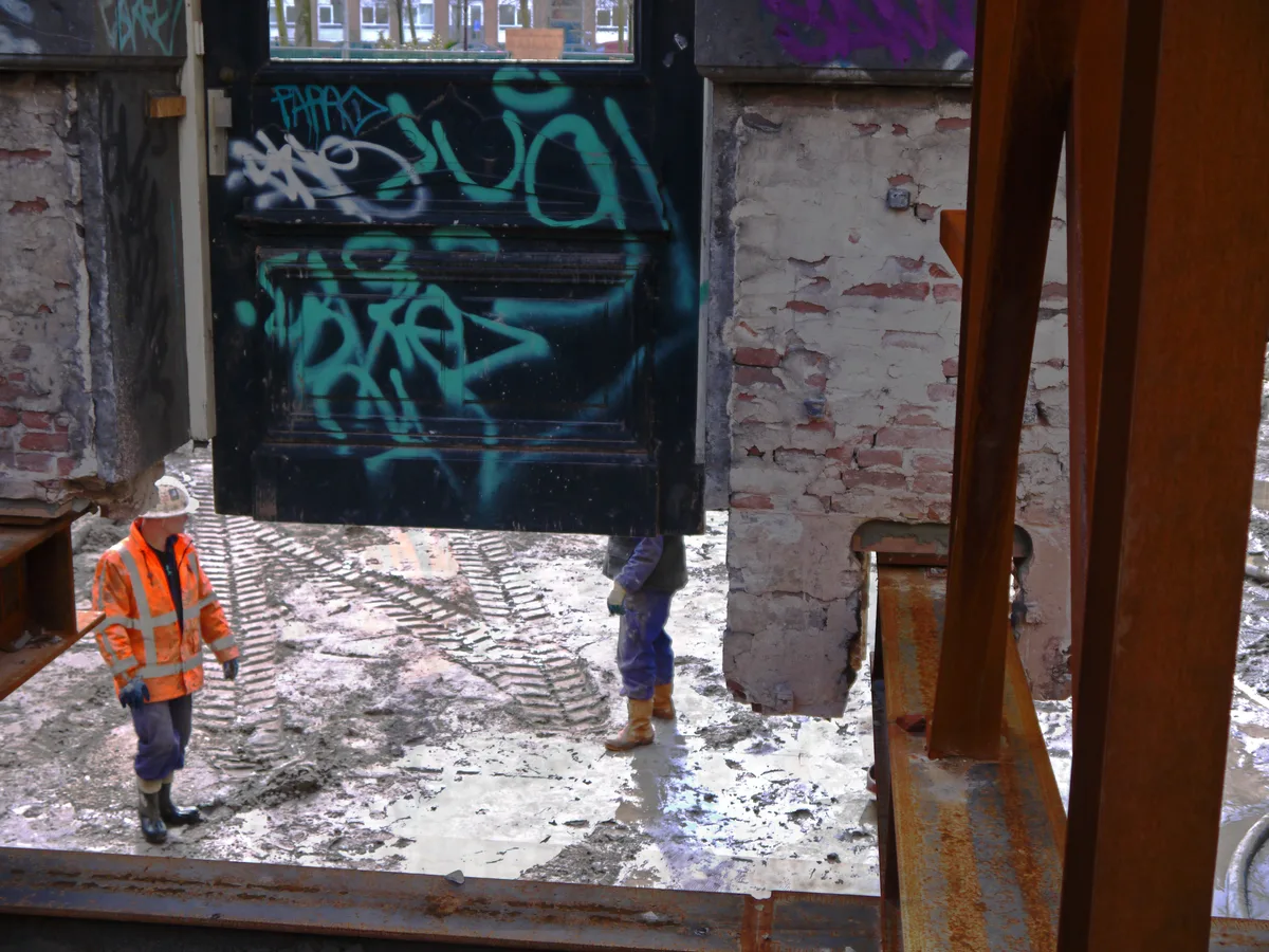 ZZP bouwvakkers bij renovatieproject Amsterdam met stalen stempelconstructie aan bakstenen gevel