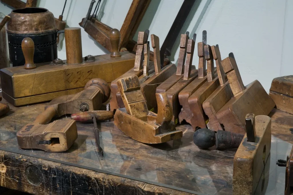 Gereedschap en werktuigen in een timmerwerkplaats, relevant voor ZZP schadeverzekering eigen middelen