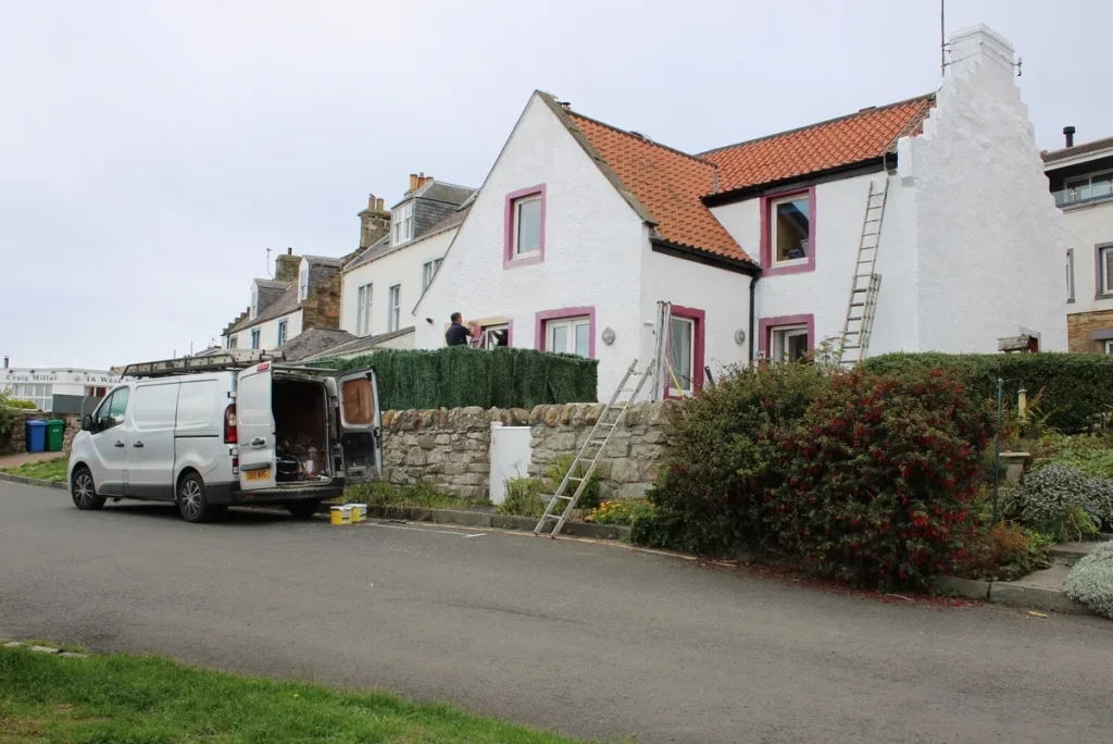 ZZP schilder aan het werk op een gevelbouw met ladder en bestelbus, beroepsrisico en verzekering