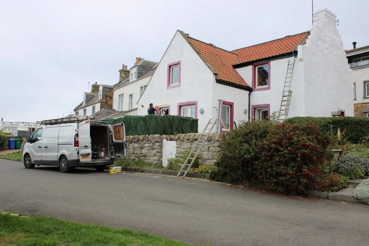 ZZP schilder aan het werk op een gevelbouw met ladder en bestelbus, beroepsrisico en verzekering