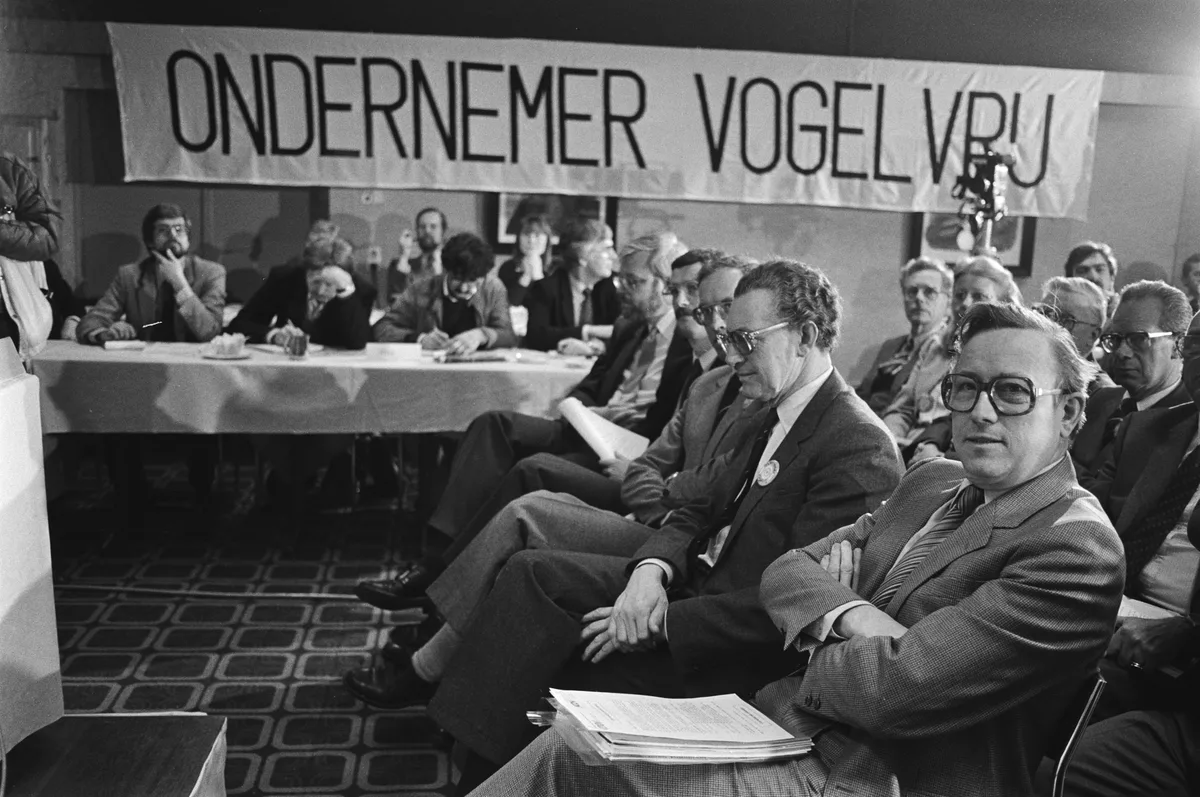 Zelfstandige ondernemers bijeen op protestbijeenkomst in Scheveningen met spandoek Ondernemer Vogelvru